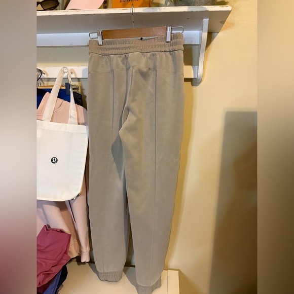 Lululemonđź’ŽBrushed Softstreme High-Rise Jogger Riverstone Tan Sz 4 Retail $128 - Picture 8 of 11